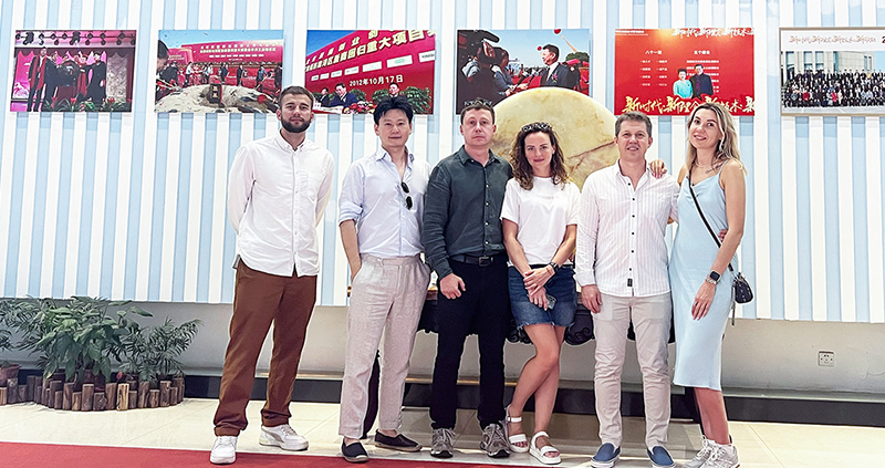 Sambut hangat Maskim dan Alexander dari perusahaan pengangkat Golbal